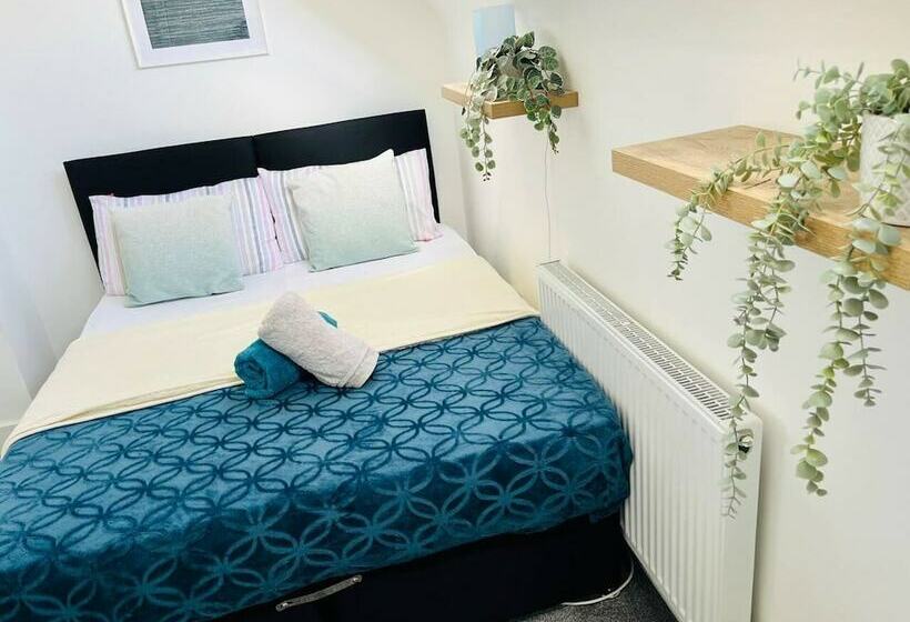 住所  Modern Apartment, Castle View Rochester, England