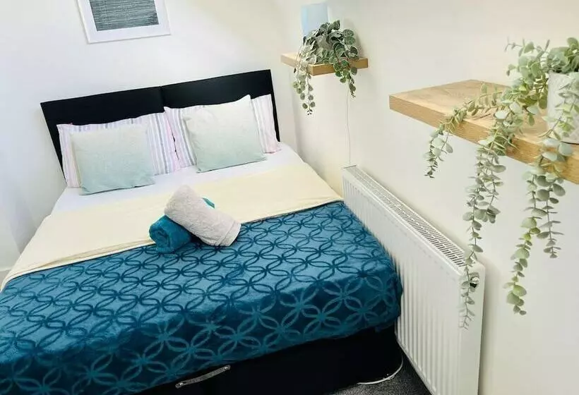 Residenssi Modern Apartment, Castle View Rochester, England