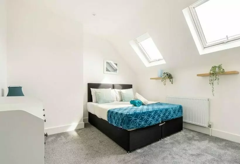 Residenssi Modern Apartment, Castle View Rochester, England