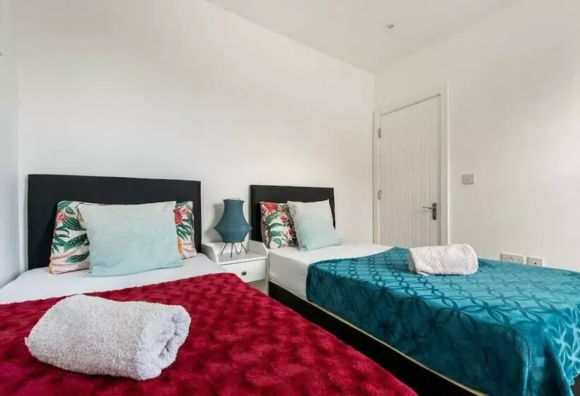 Residenssi Modern Apartment, Castle View Rochester, England
