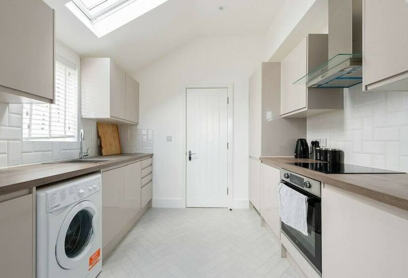 住所  Modern Apartment, Castle View Rochester, England