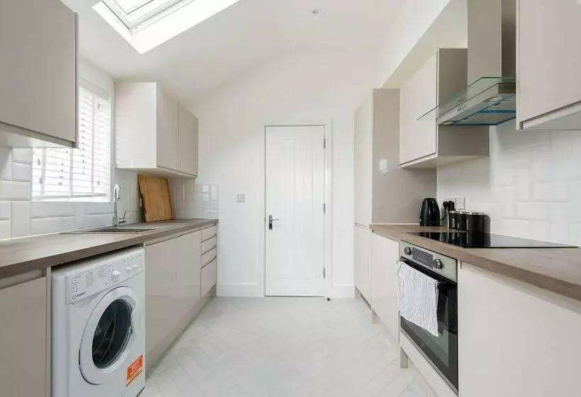 Residenssi Modern Apartment, Castle View Rochester, England