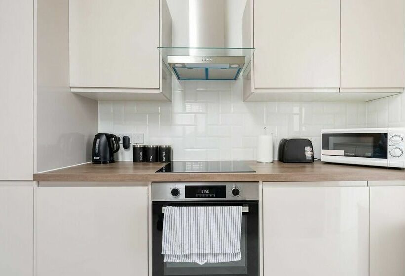 住所  Modern Apartment, Castle View Rochester, England