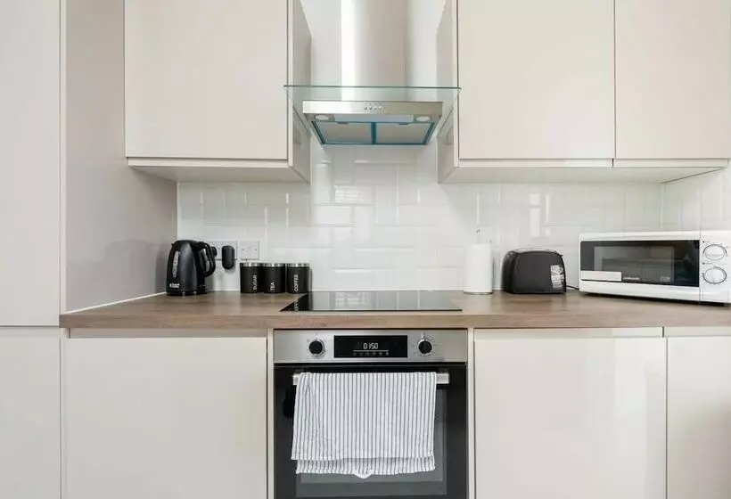 Residenssi Modern Apartment, Castle View Rochester, England