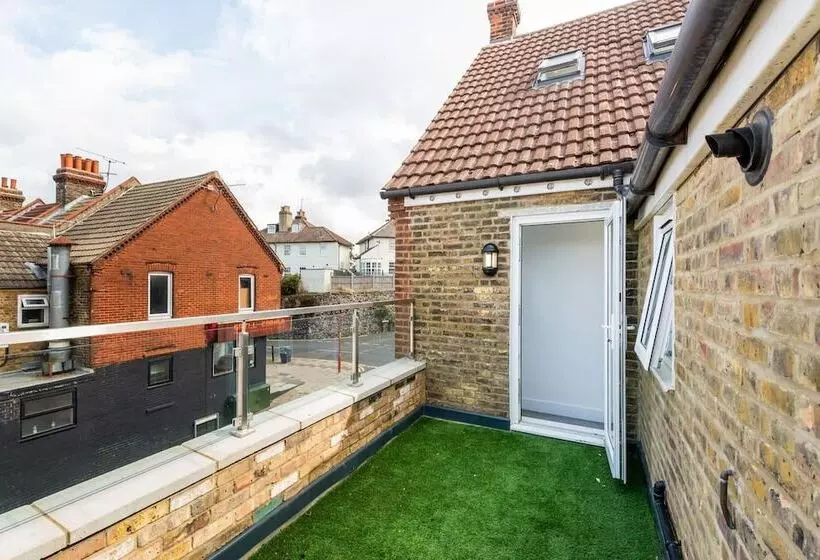 Residenssi Modern Apartment, Castle View Rochester, England