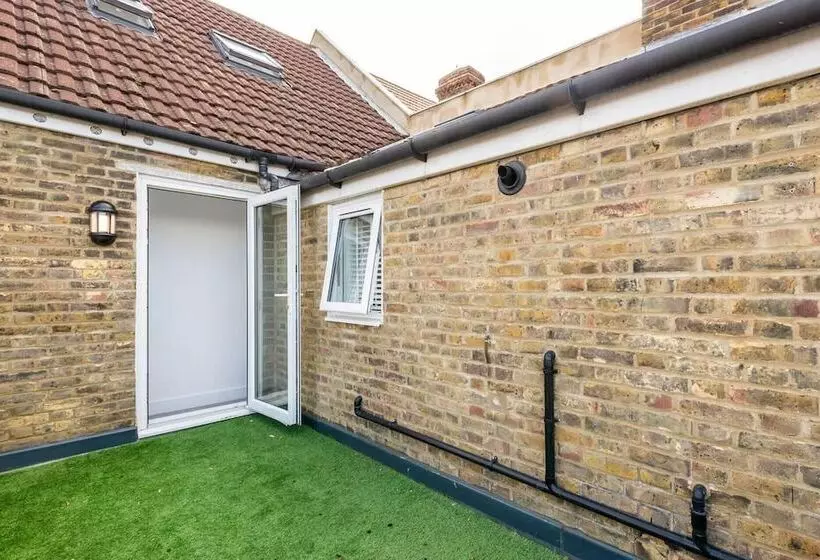 Residenssi Modern Apartment, Castle View Rochester, England