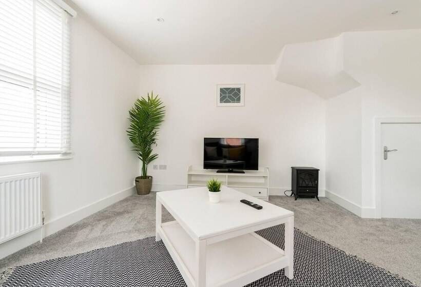 住所  Modern Apartment, Castle View Rochester, England