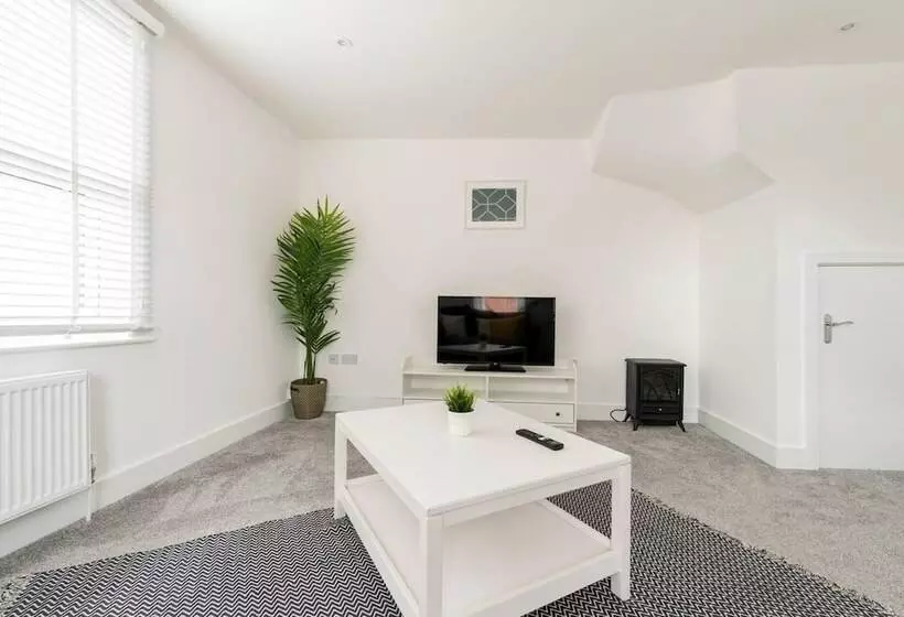 Residenssi Modern Apartment, Castle View Rochester, England