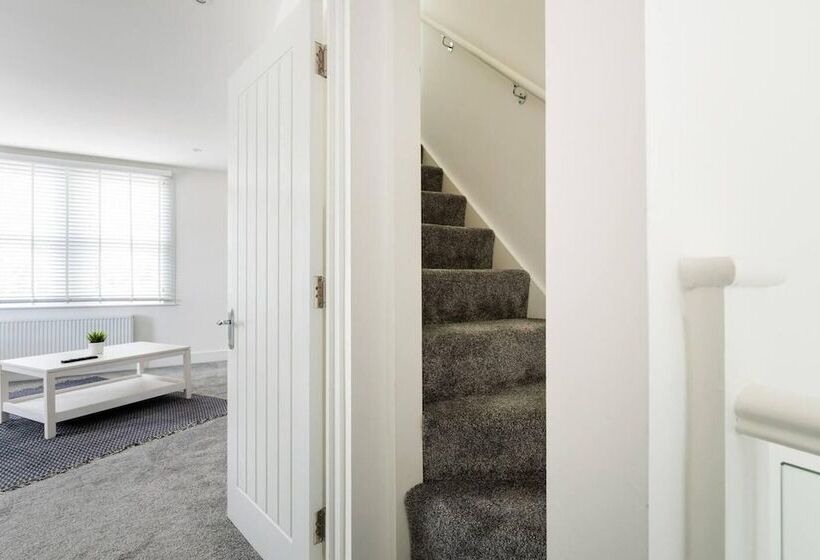 住所  Modern Apartment, Castle View Rochester, England