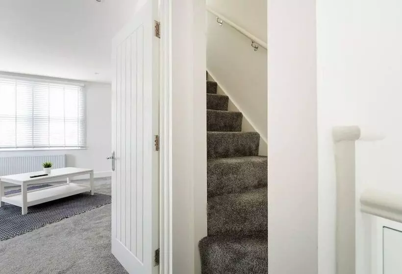 Residenssi Modern Apartment, Castle View Rochester, England