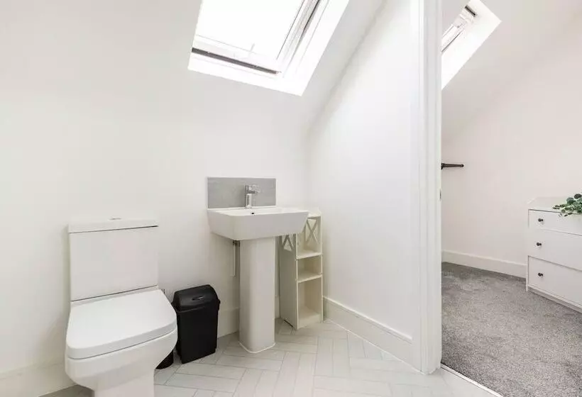 Residenssi Modern Apartment, Castle View Rochester, England