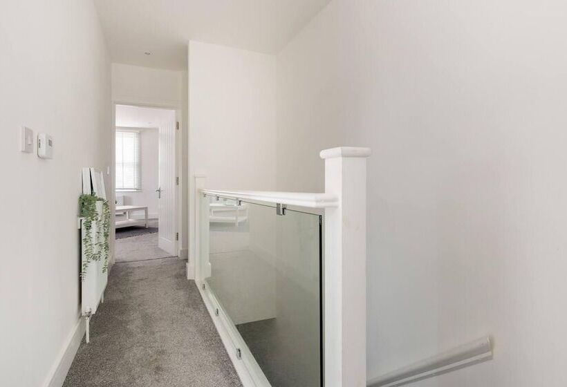 住所  Modern Apartment, Castle View Rochester, England