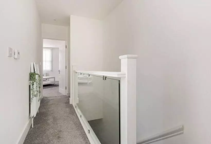 Residenssi Modern Apartment, Castle View Rochester, England