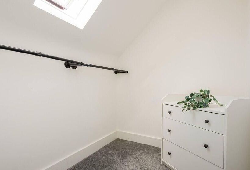 住所  Modern Apartment, Castle View Rochester, England