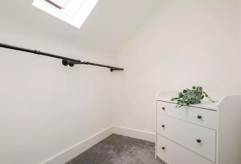 Residenssi Modern Apartment, Castle View Rochester, England