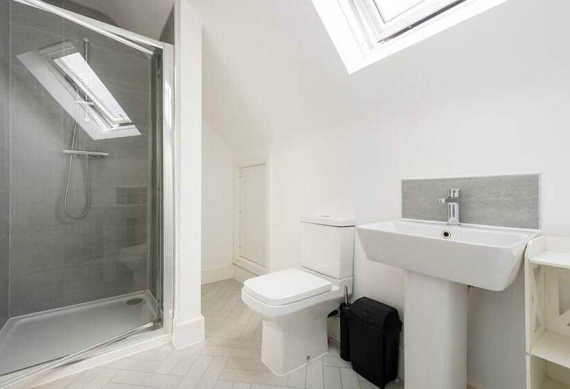 住所  Modern Apartment, Castle View Rochester, England