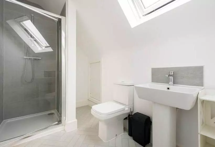 Residenssi Modern Apartment, Castle View Rochester, England