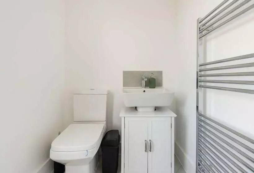 Residenssi Modern Apartment, Castle View Rochester, England