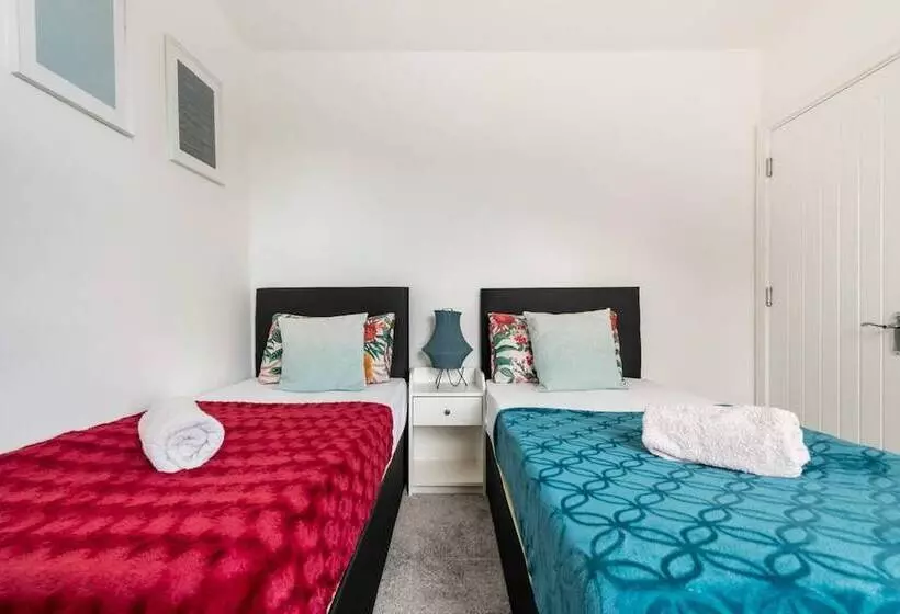 Residenssi Modern Apartment, Castle View Rochester, England