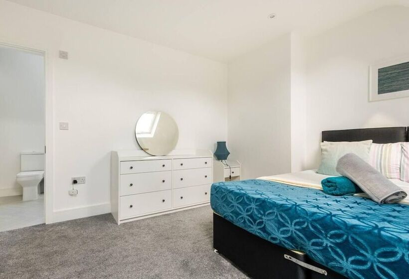 住所  Modern Apartment, Castle View Rochester, England