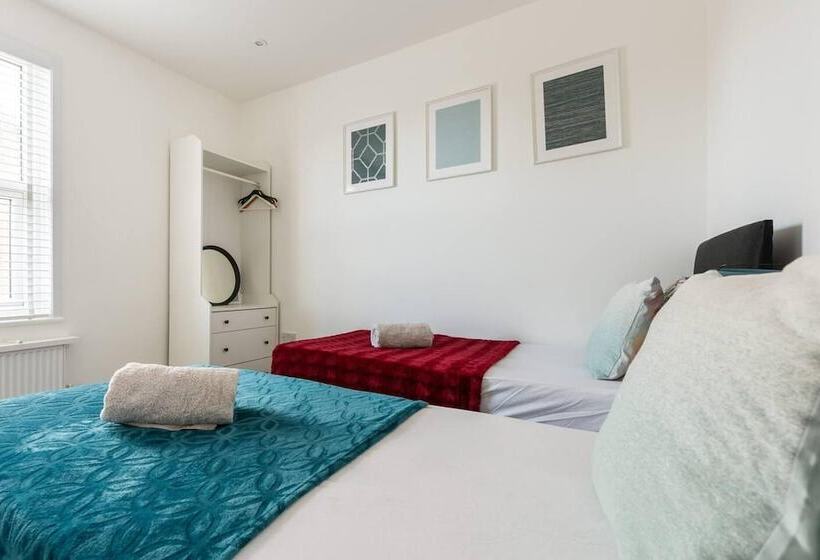 住所  Modern Apartment, Castle View Rochester, England