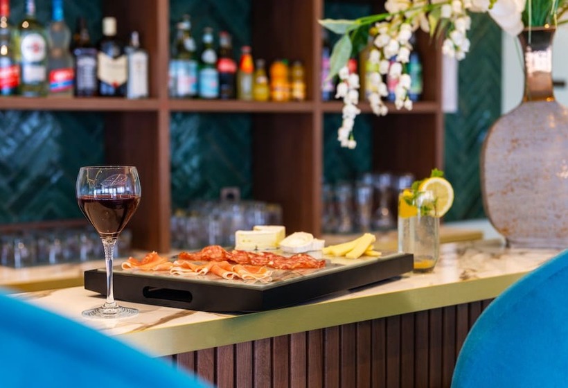 Отель The Originals Boutique, Hôtel Porte De Dieppe