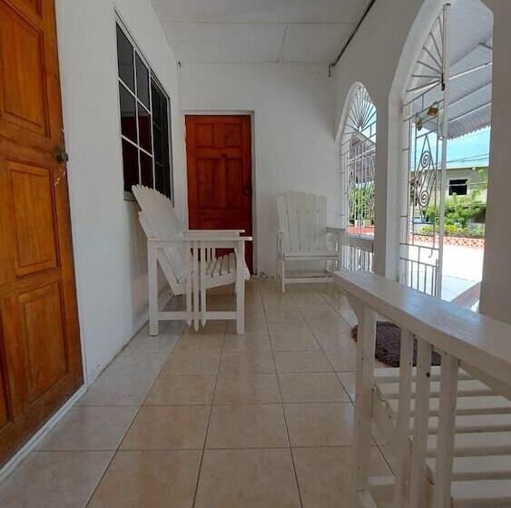 اقامتگاه Lovely 2 Bedroom House In St Thomas Jamaica