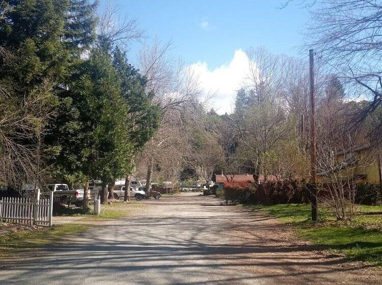 Bigfoot Rv & Cabins Park