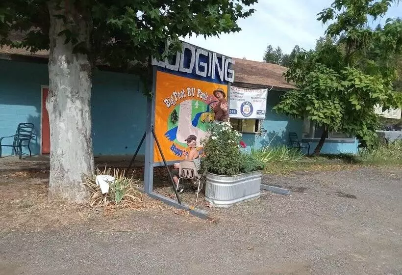 Bigfoot Rv & Cabins Park