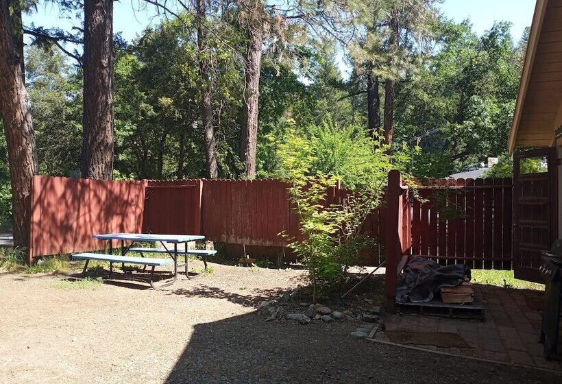 Bigfoot Rv & Cabins Park