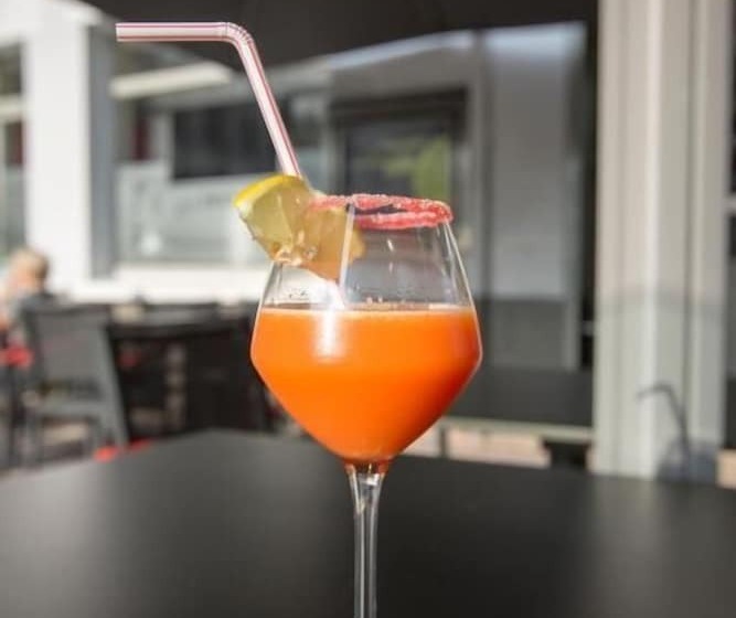 Отель Hôtel Les Frangins