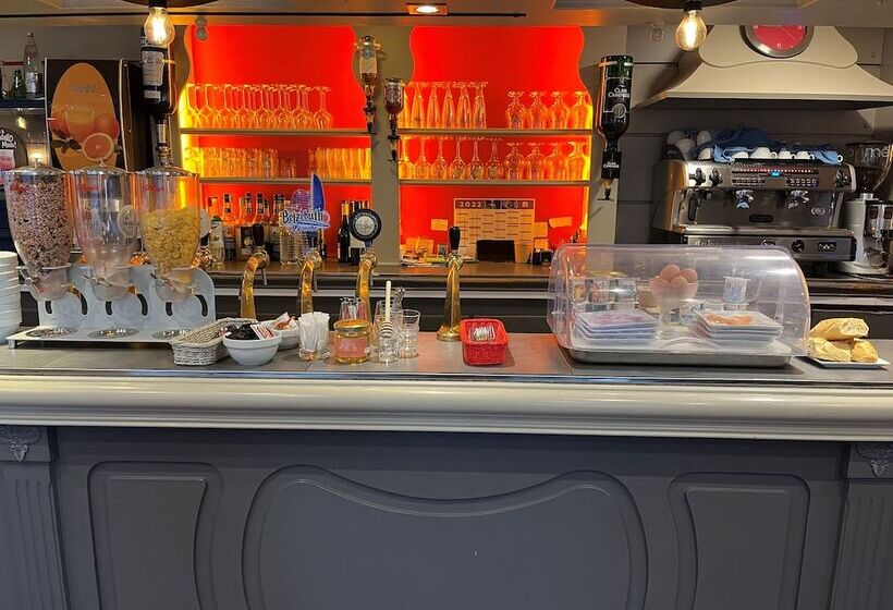 Отель Hôtel Les Frangins