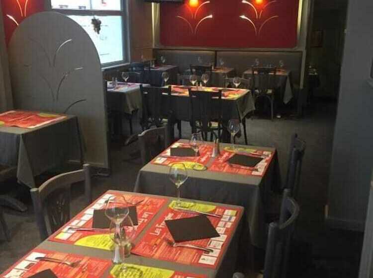 Отель Hôtel Les Frangins