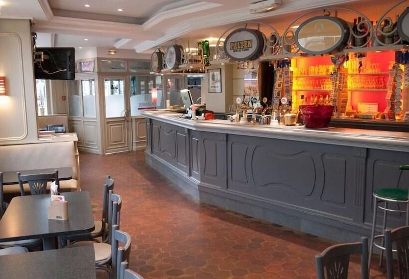 Отель Hôtel Les Frangins