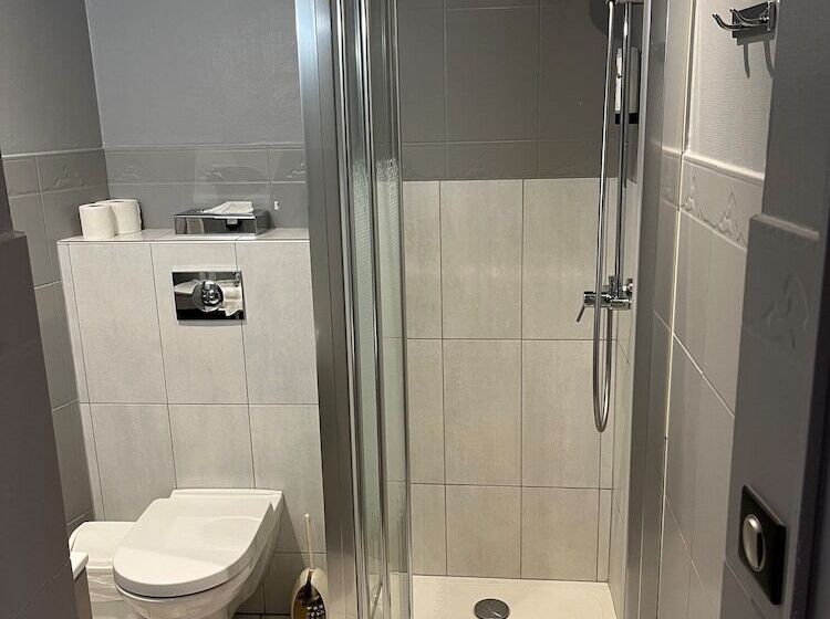 Отель Hôtel Les Frangins