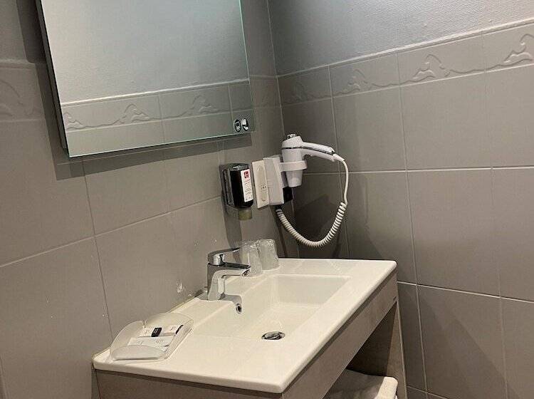 Отель Hôtel Les Frangins