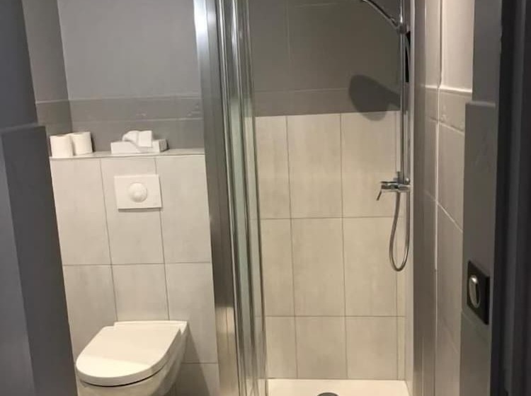 Отель Hôtel Les Frangins