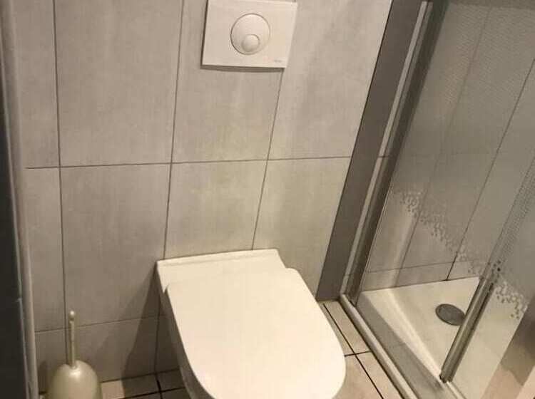 Отель Hôtel Les Frangins