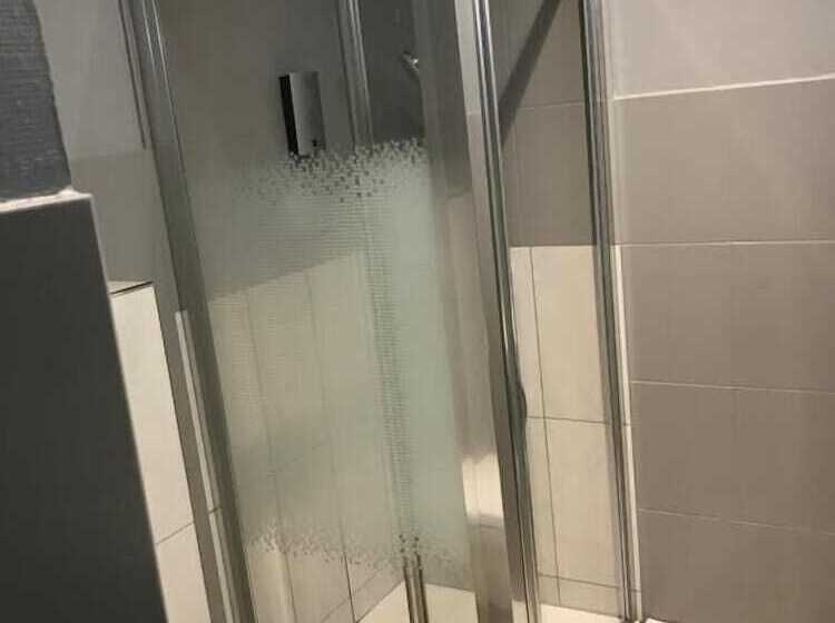 Отель Hôtel Les Frangins