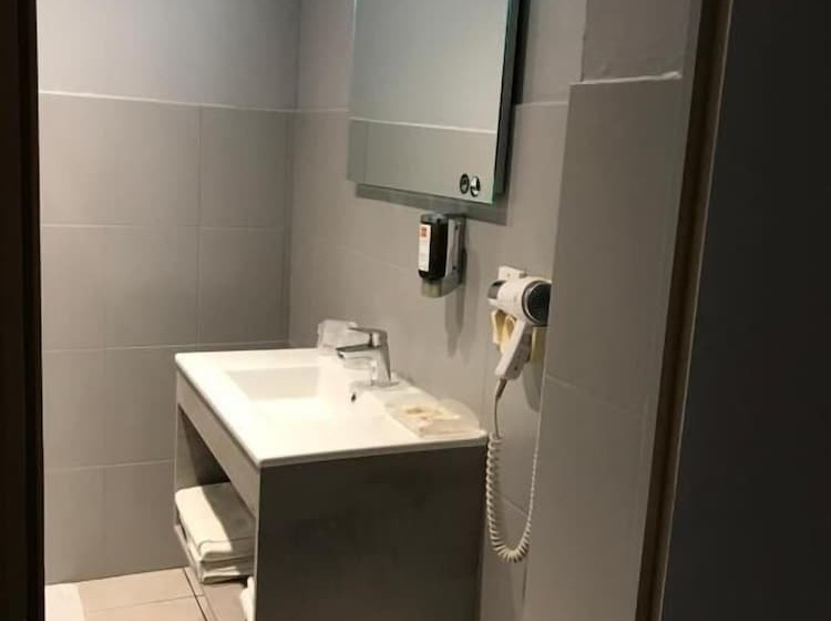 Отель Hôtel Les Frangins