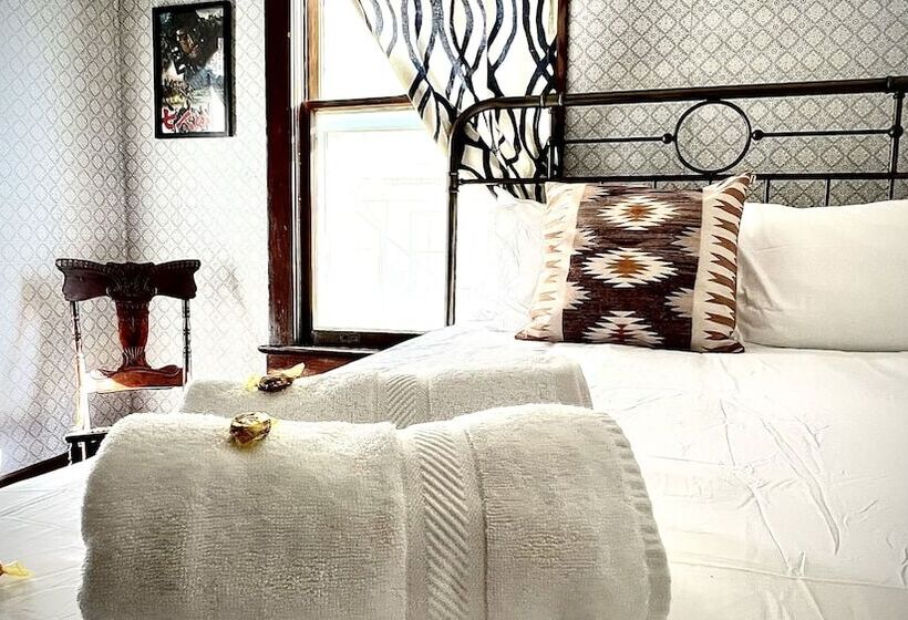 Отель La More At The Bisbee Inn