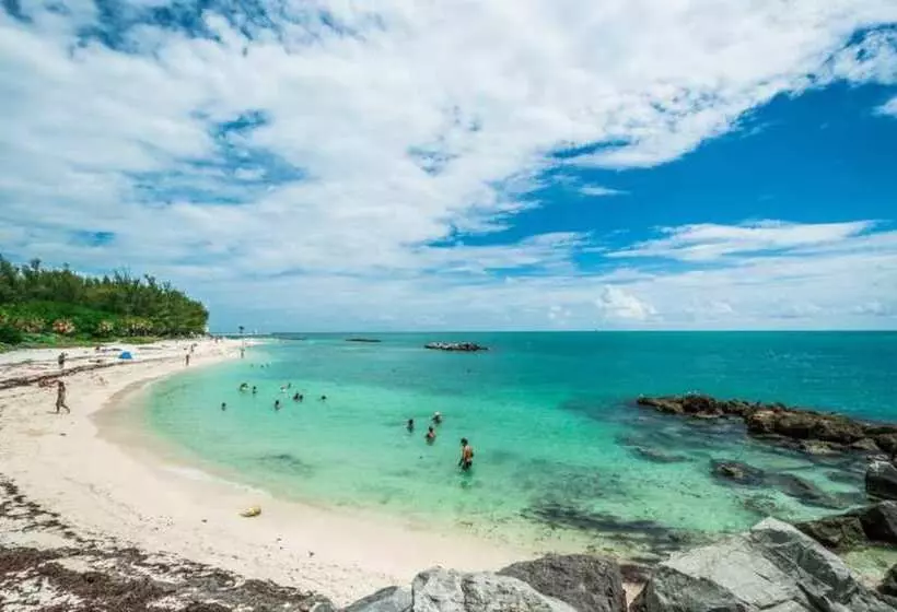 Key West Charming By Avantstay Communal Pool Gated Community Near Fort Zachary Taylor Park Week Long