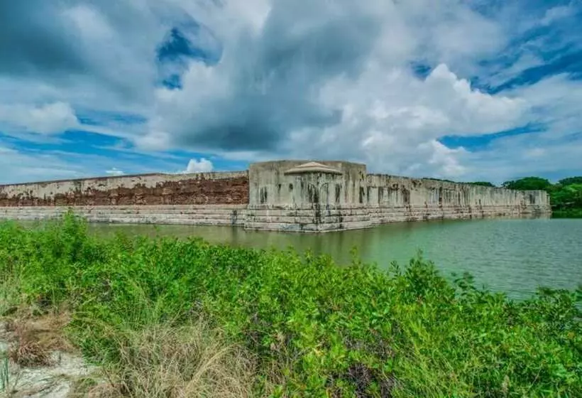 Key West Charming By Avantstay Communal Pool Gated Community Near Fort Zachary Taylor Park Week Long