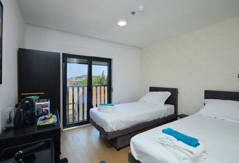 פנסיון Dominium City Suites