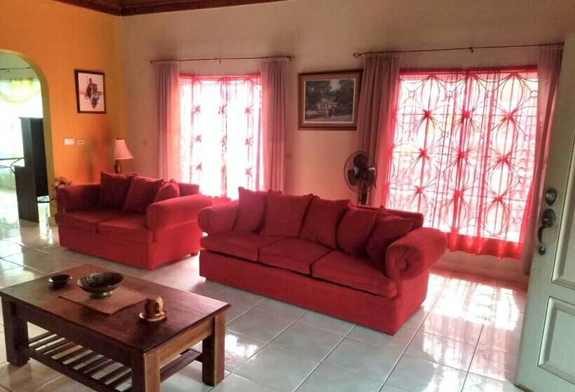 اقامتگاه Captivating 3 Bed House In Trelawny, Jamaica
