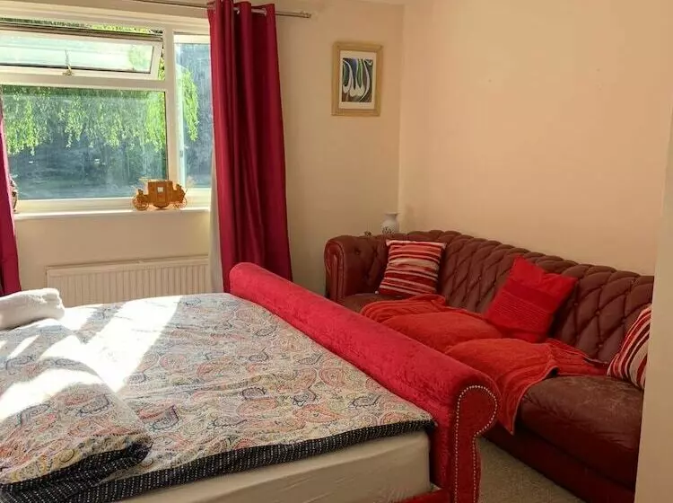 Residenssi Captivating Bungalow With Garden In High Wycombe