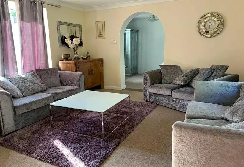 Residenssi Captivating Bungalow With Garden In High Wycombe