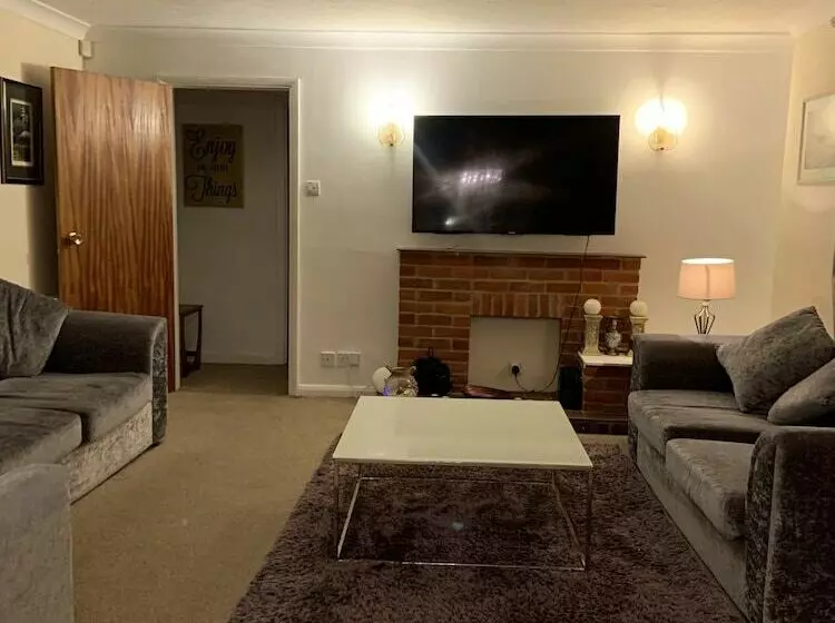 Residenssi Captivating Bungalow With Garden In High Wycombe