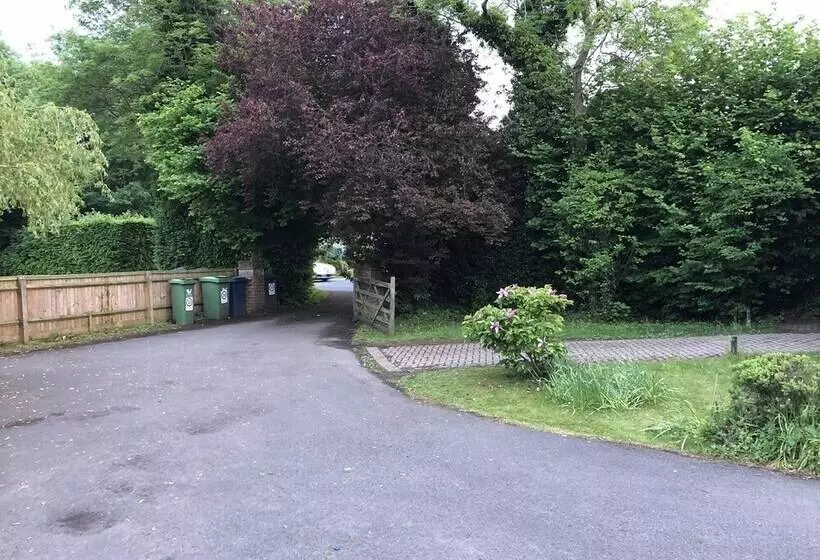 Residenssi Captivating Bungalow With Garden In High Wycombe