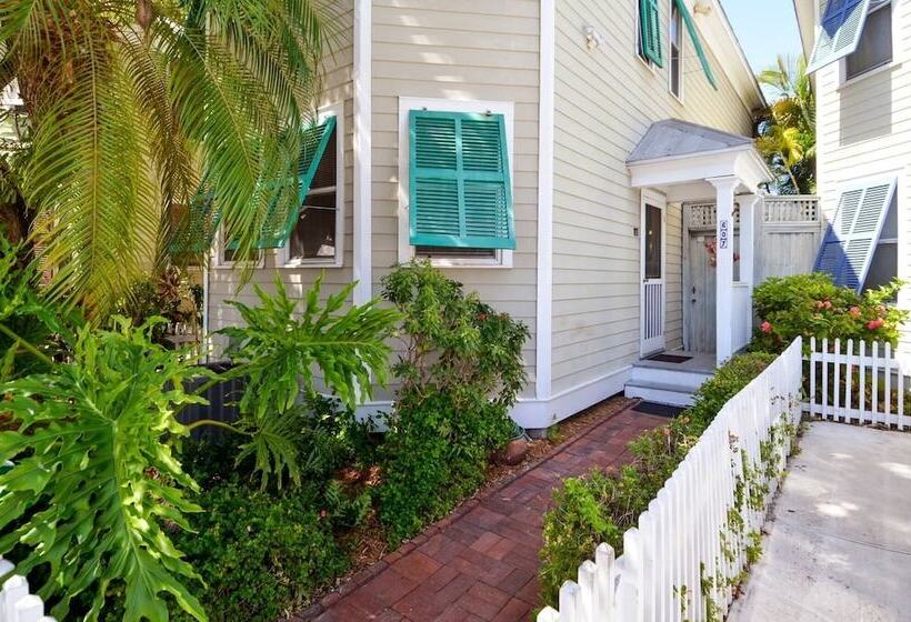 Tropical Dreaming By Avantstay 4 Blks To Beach! Private Pool!